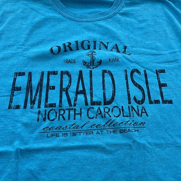 $4 (bundle only $10 minimum) Just your basic beach tee - Picture 3 of 7